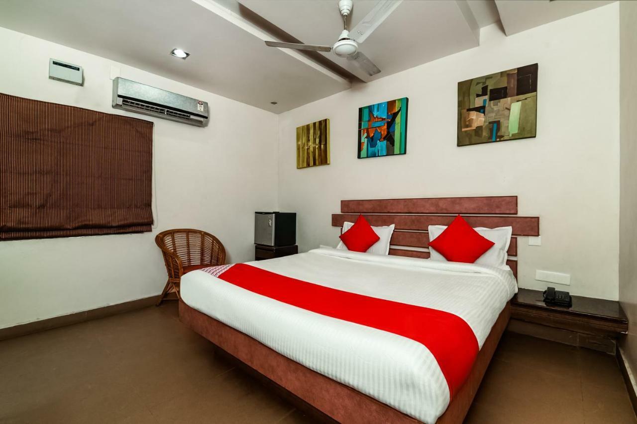Oyo 28856 Manjeera Inn Visakhapatnam Buitenkant foto
