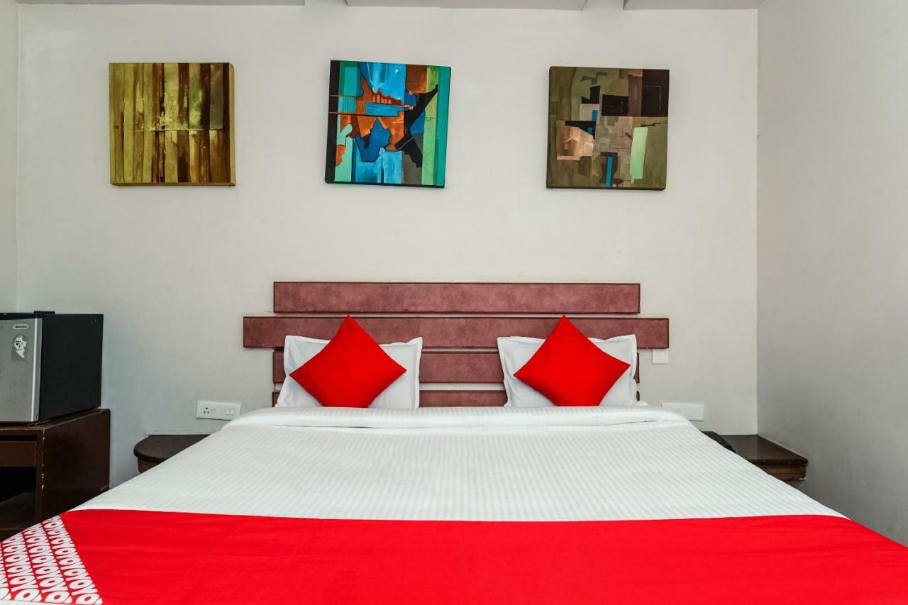 Oyo 28856 Manjeera Inn Visakhapatnam Buitenkant foto