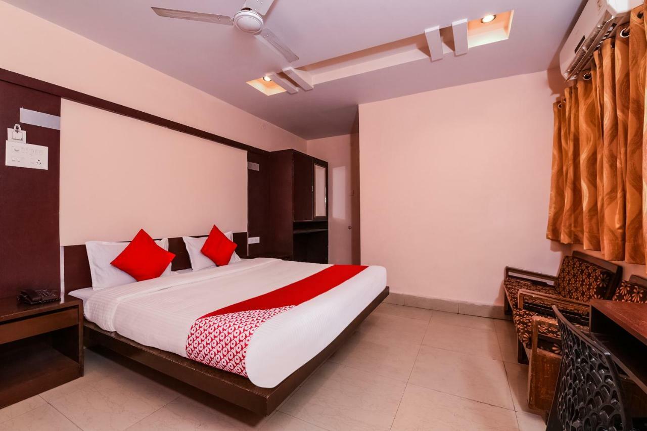 Oyo 28856 Manjeera Inn Visakhapatnam Buitenkant foto