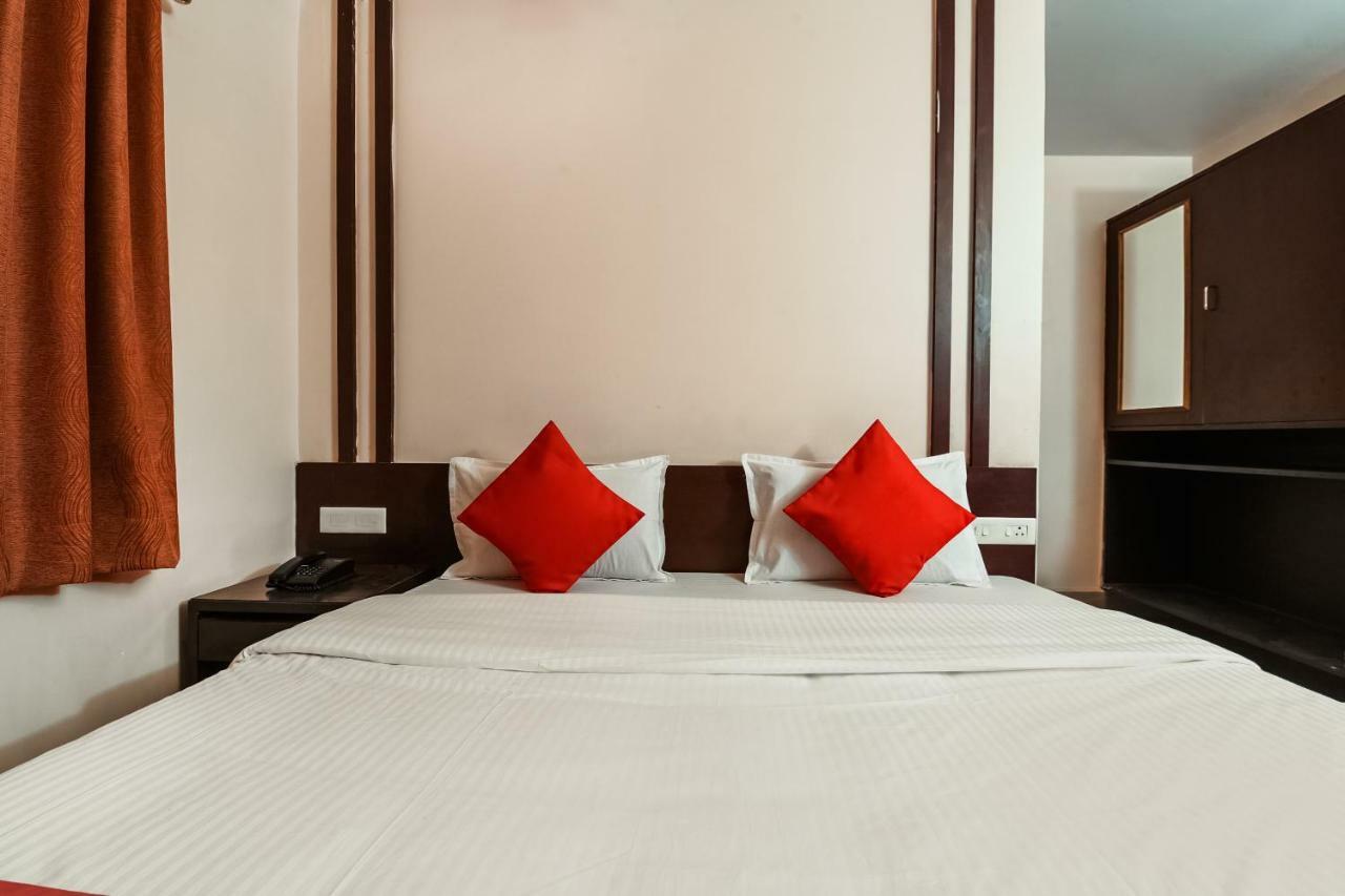 Oyo 28856 Manjeera Inn Visakhapatnam Buitenkant foto