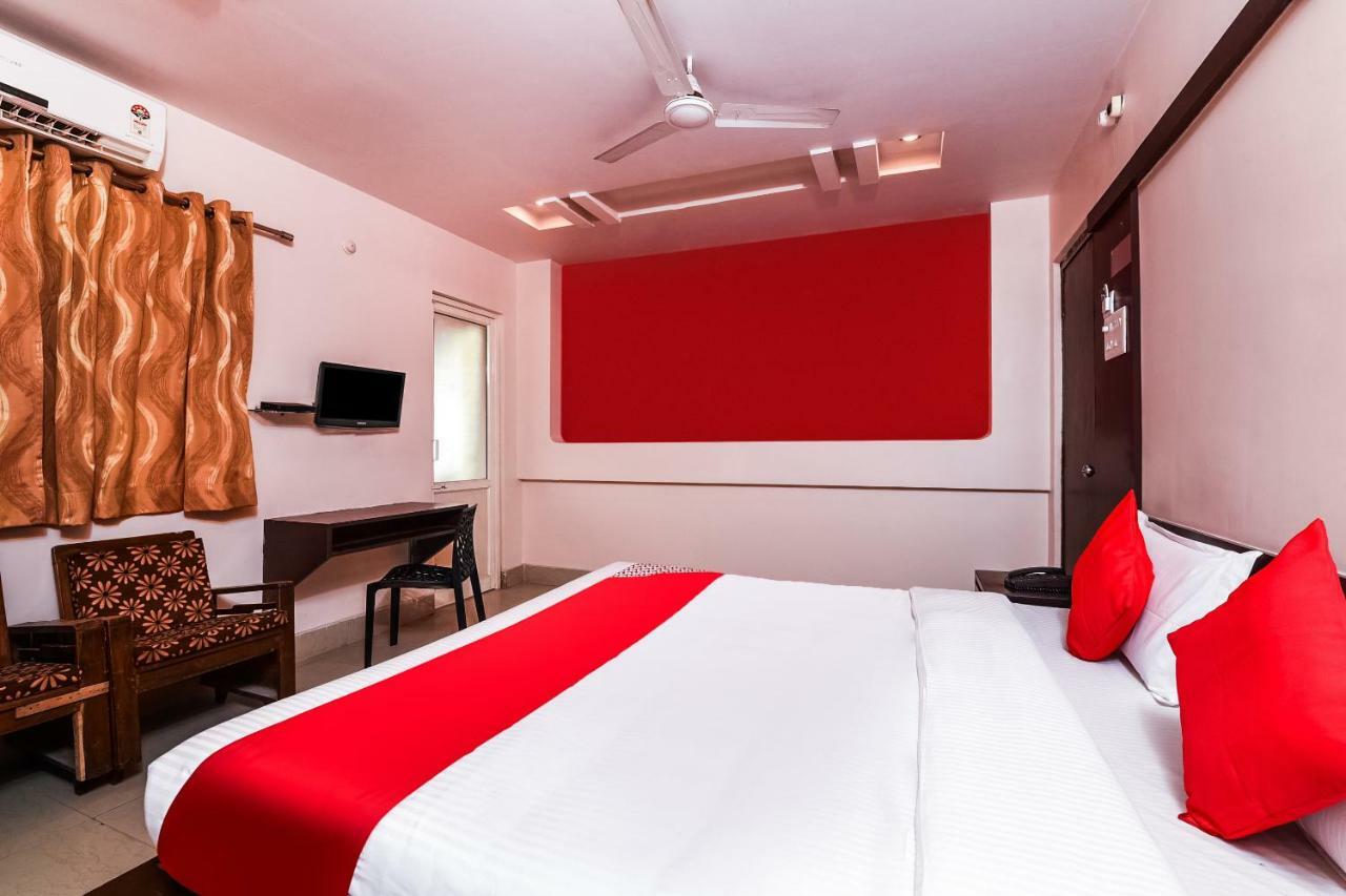 Oyo 28856 Manjeera Inn Visakhapatnam Buitenkant foto