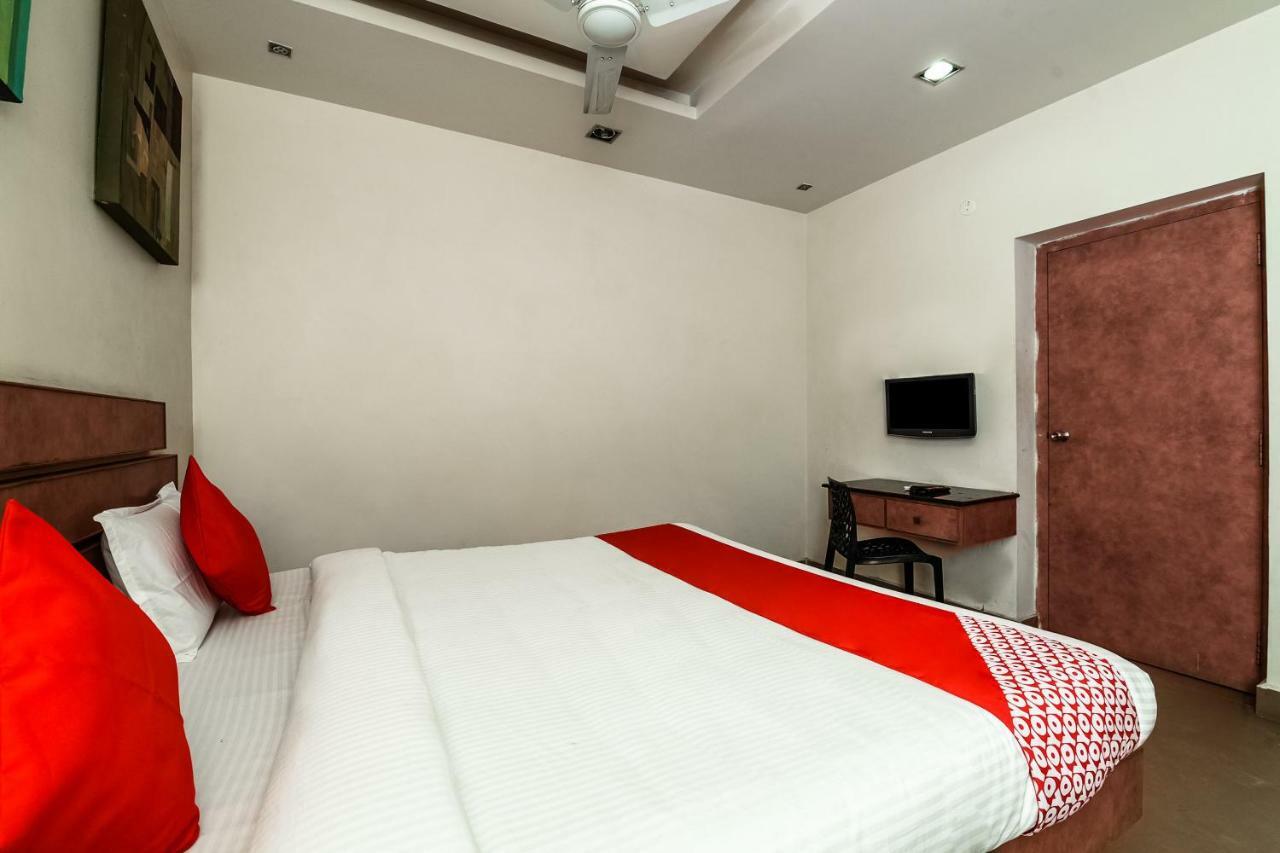 Oyo 28856 Manjeera Inn Visakhapatnam Buitenkant foto