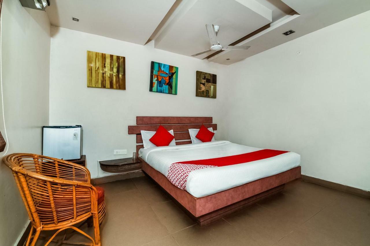 Oyo 28856 Manjeera Inn Visakhapatnam Buitenkant foto