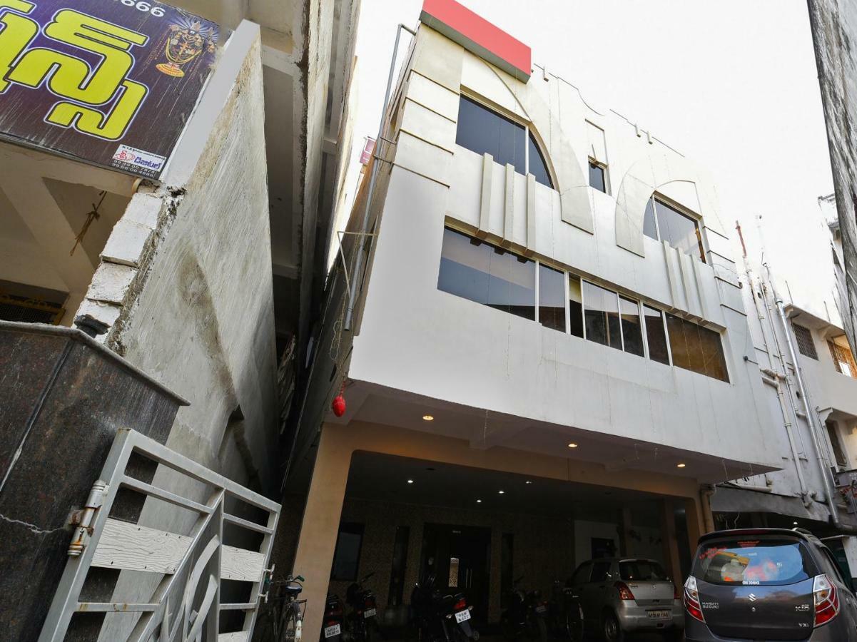 Oyo 28856 Manjeera Inn Visakhapatnam Buitenkant foto